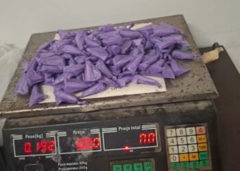 Policiais do 10° BAEP apreendem motocicleta e porções de cocaína após perseguição no bairro Jardim Santa Lúcia, em Sumaré (SP).