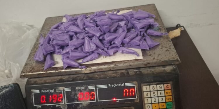 Policiais do 10° BAEP apreendem motocicleta e porções de cocaína após perseguição no bairro Jardim Santa Lúcia, em Sumaré (SP).