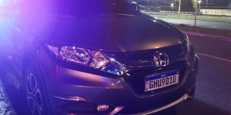 Homem é preso pela Guarda Municipal em Santa Bárbara d’Oeste conduzindo carro furtado com placas adulteradas.