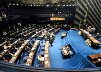 Presidente Lula sanciona lei que aumenta pena para quem fornecer drogas ou bebidas alcoólicas a menores de 18 anos, publicada no Diário Oficial da União. crime organizado