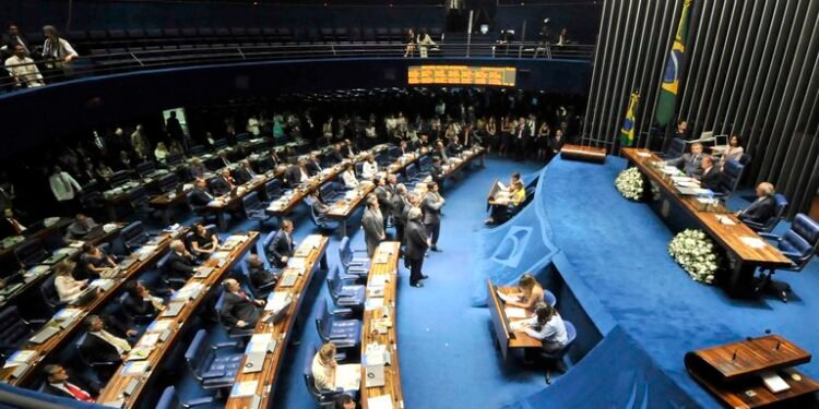 Presidente Lula sanciona lei que aumenta pena para quem fornecer drogas ou bebidas alcoólicas a menores de 18 anos, publicada no Diário Oficial da União. crime organizado