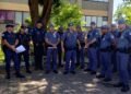 Policiais militares e guardas municipais de Campinas reunidos ao ar livre antes do início de operação conjunta de fiscalização no Centro da cidade.