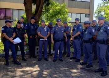Policiais militares e guardas municipais de Campinas reunidos ao ar livre antes do início de operação conjunta de fiscalização no Centro da cidade.