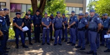 Policiais militares e guardas municipais de Campinas reunidos ao ar livre antes do início de operação conjunta de fiscalização no Centro da cidade.