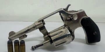 Revólver calibre .32 com três munições apreendido pelo BAEP em Rio Claro durante ocorrência de porte ilegal de arma de fogo.