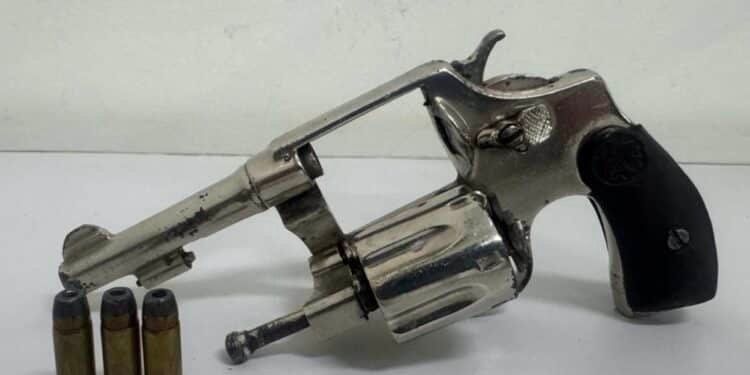 Revólver calibre .32 com três munições apreendido pelo BAEP em Rio Claro durante ocorrência de porte ilegal de arma de fogo.