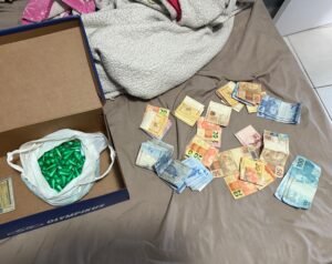 Dinheiro e cápsulas plásticas apreendidos na casa do enfermeiro pela Polícia Civil de Piracicaba durante operação da DEIC contra o tráfico de drogas na Comunidade Três Porquinhos