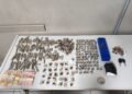 Drogas, dinheiro e chaves de veículo apreendidos com traficante pelo BAEP em Rio das Pedras (SP)