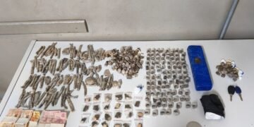 Drogas, dinheiro e chaves de veículo apreendidos com traficante pelo BAEP em Rio das Pedras (SP)