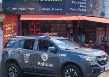 Cão policial do Baep ao lado de drogas, dinheiro e bebidas falsificadas apreendidas em adega no bairro São Jerônimo, em Americana (SP).