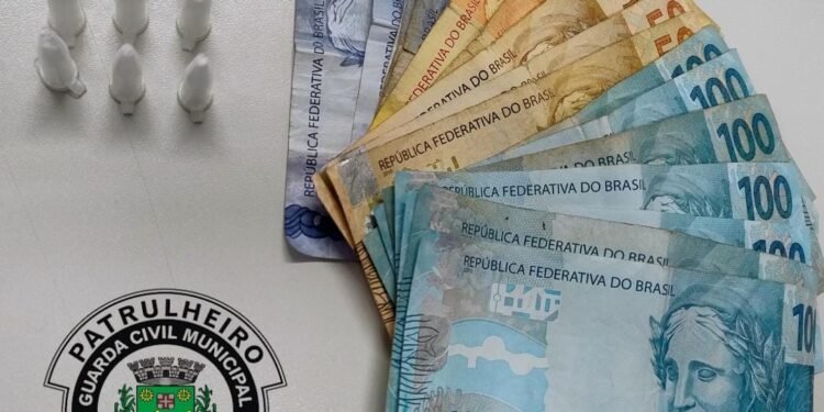Dinheiro e porções de cocaína apreendidos pela Guarda Municipal em ocorrência que envolveu adolescente por tráfico de drogas no Conjunto Habitacional Roberto Romano.