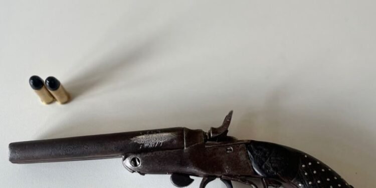 BAEP prende homem por posse ilegal de arma de fogo em Rio das Pedras