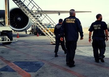 olícia Federal durante ações migratórias em aeroporto brasileiro