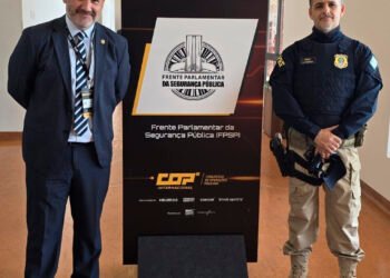 Estande com viaturas e equipes das forças de segurança durante o COP Internacional 2025, no São Paulo Expo, maior evento de segurança pública da América Latina.