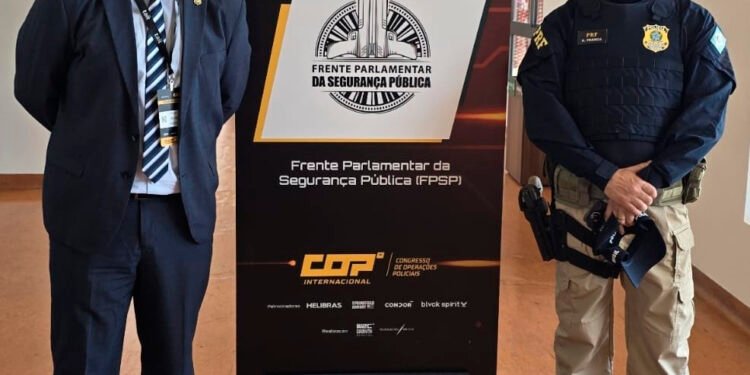 Estande com viaturas e equipes das forças de segurança durante o COP Internacional 2025, no São Paulo Expo, maior evento de segurança pública da América Latina.