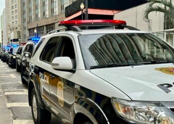 Caminhão com garrafas de bebida falsificada é apreendido pela Polícia Civil em Diadema (SP)