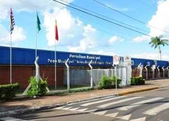 Agentes do GAECO e promotores do MPSP durante a Operação Holerites Premiados em Barretos.