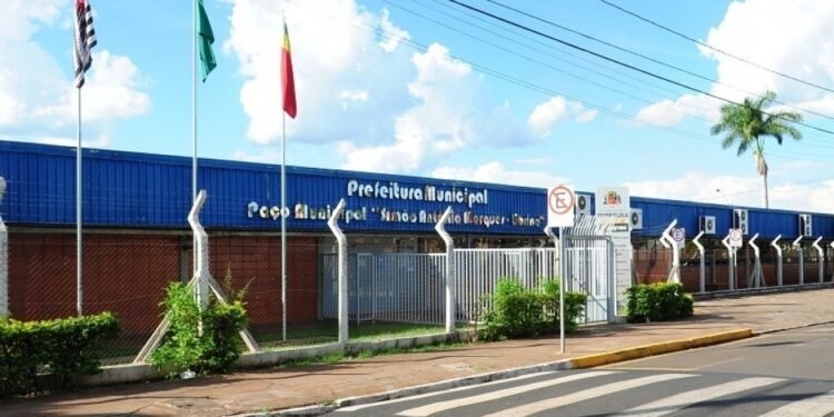 Agentes do GAECO e promotores do MPSP durante a Operação Holerites Premiados em Barretos.