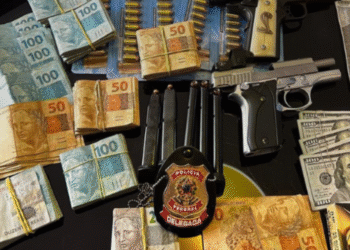 Agentes do GAECO e da Polícia Federal durante a Operação Red Flag contra tráfico de drogas em aeronaves.