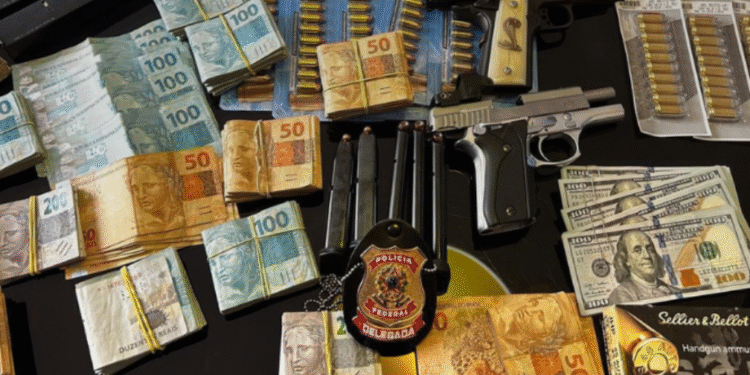 Agentes do GAECO e da Polícia Federal durante a Operação Red Flag contra tráfico de drogas em aeronaves.