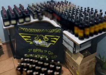 Garrafas de uísque falsificado apreendidas pelo TOR durante abordagem na rodovia em Dobrada (SP)