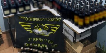 Garrafas de uísque falsificado apreendidas pelo TOR durante abordagem na rodovia em Dobrada (SP)