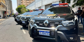 63 novas viaturas das Polícias Militar e Civil enfileiradas em pátio durante entrega oficial em São José do Rio Preto