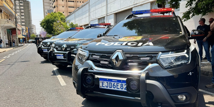 63 novas viaturas das Polícias Militar e Civil enfileiradas em pátio durante entrega oficial em São José do Rio Preto