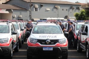 63 novas viaturas das Polícias Militar e Civil enfileiradas em pátio durante entrega oficial em São José do Rio Preto