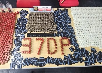 Polícia Civil apreende 1,8 mil lacres e tampas de uísques em operação que investiga irmãos por falsificação de bebidas na zona sul de São Paulo.