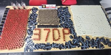 Polícia Civil apreende 1,8 mil lacres e tampas de uísques em operação que investiga irmãos por falsificação de bebidas na zona sul de São Paulo.