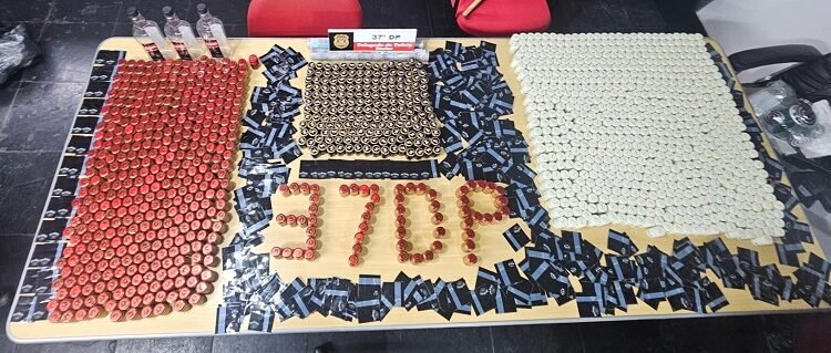 Polícia Civil apreende 1,8 mil lacres e tampas de uísques em operação que investiga irmãos por falsificação de bebidas na zona sul de São Paulo.