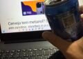 Garrafas de bebidas adulteradas com metanol apreendidas em operação policial no Brasil