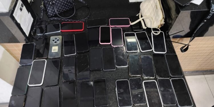 GARRA prende seis pessoas e apreende uma adolescente por furto de celulares durante operação SP Mobile, realizada em festival no bairro do Canindé, zona norte de São Paulo.