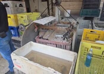 Policiais da DIG Americana apreendem diversas bombonas com substâncias químicas e centenas de garrafas de bebidas adulteradas encontradas em um depósito de bebidas clandestino no bairro Jardim São Sebastião, em Hortolândia.