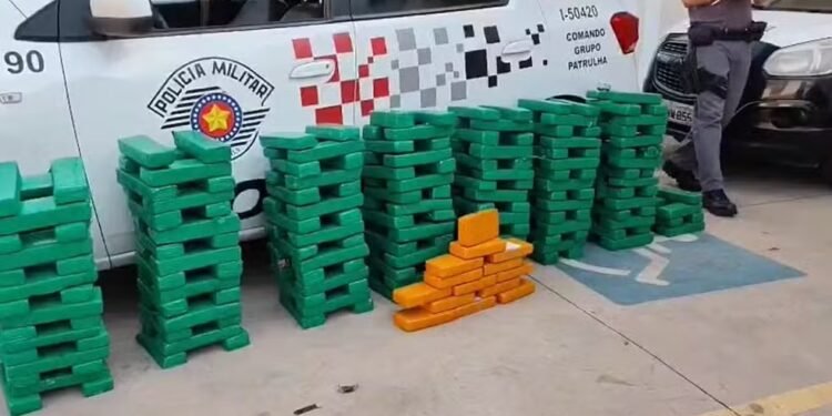 Apreensão de drogas realizada pela Polícia Militar em Porto Feliz, com 230 quilos de drogas em dezenas de tijolos de maconha e crack encontrados dentro de um carro em um posto de combustíveis.