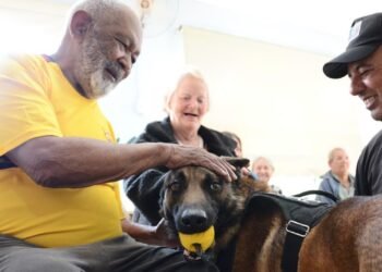 Polícia Penal realiza projeto Guardiões do Bem-estar com cão Logan Junior em lar de idosos em Pirajuí