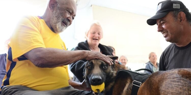 Polícia Penal realiza projeto Guardiões do Bem-estar com cão Logan Junior em lar de idosos em Pirajuí