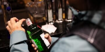 Agentes do Procon-SP fiscalizam bares em Votuporanga na operação #DeOlhoNoCopo para combater contaminação por metanol