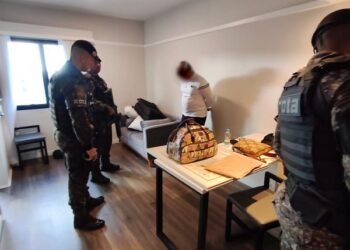 Equipes da ROTA prendem foragido da Justiça em operação policial no centro de São Paulo durante ação contra facção criminosa e tráfico de drogas