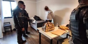 Equipes da ROTA prendem foragido da Justiça em operação policial no centro de São Paulo durante ação contra facção criminosa e tráfico de drogas