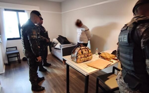 Equipes da ROTA prendem foragido da Justiça em operação policial no centro de São Paulo durante ação contra facção criminosa e tráfico de drogas