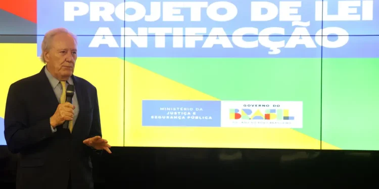 Ministro da Justiça Ricardo Lewandowski apresenta o projeto de lei Antifacção, que prevê penas mais duras e medidas de combate às facções criminosas no Brasil.