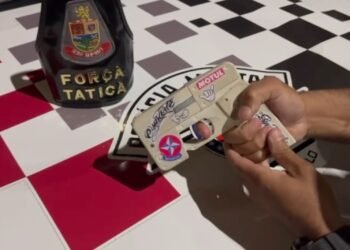 Polícia Militar apreende arma artesanal calibre .380 em formato de celular durante patrulhamento em Roseira.