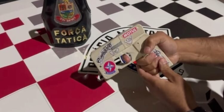 Polícia Militar apreende arma artesanal calibre .380 em formato de celular durante patrulhamento em Roseira.