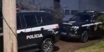 Policiais civis de Capivari em ação durante a Operação Paralaxe, que prendeu suspeitos por tráfico e organização criminosa em Santa Bárbara d’Oeste.