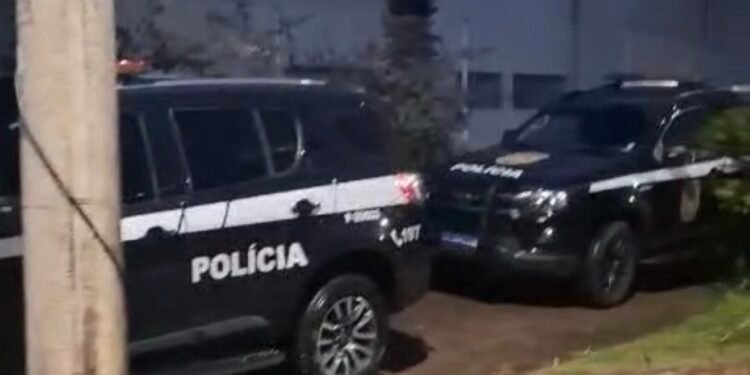 Policiais civis de Capivari em ação durante a Operação Paralaxe, que prendeu suspeitos por tráfico e organização criminosa em Santa Bárbara d’Oeste.