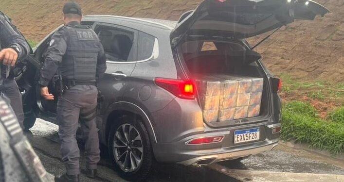Policiais do Baep apreendem 250 tijolos de cocaína durante operação na rodovia Castello Branco, em Araçariguama (SP).