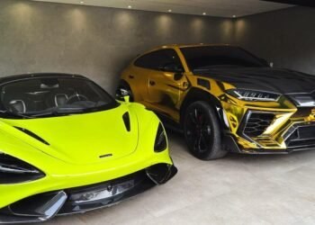 Policiais federais cumprem mandado de busca em casa de luxo durante a Operação Narco Bet no Brasil