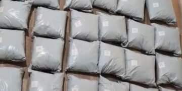 Pacotes de cocaína empilhados no chão após apreensão da Polícia Militar em Campinas com apoio do 1º BAEP